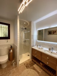 Salle de bain avec WC