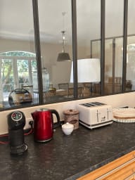 Cuisine équipée : bouilloire, cafetière, grille-pain.