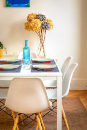 Table à manger avec assises