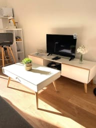 coin salon avec canapé convertible et TV 