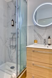 Salle de bain avec douche
