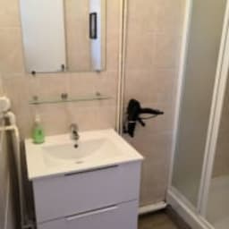 Salle de bain avec douche