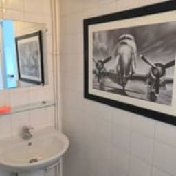 Salle de bain avec douche