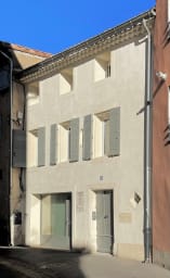 La façade de l’immeuble privé et dédié à l’accueil des séjours touristiques....