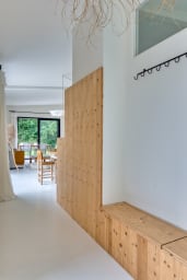 Petit espace pour déposer vos affaires avec accès au salon