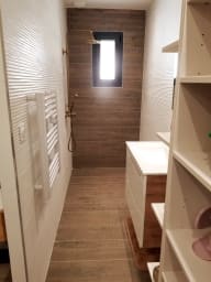 Salle de bain (1) dans la chambre du bas