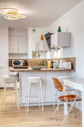 Cuisine aménagée et équipée avec machine à laver le linge