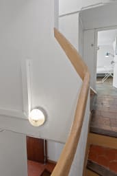 Escalier avec la chambre mansardée à droite et la terrasse un étage au dessus