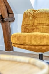 Fauteuil côtelé jaune, touche de caractère et de confort