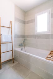 Salle de bain : vue de la baignoire