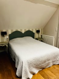 Chambre grise: couchage deux personnes - lit 160x200, salle de bain...