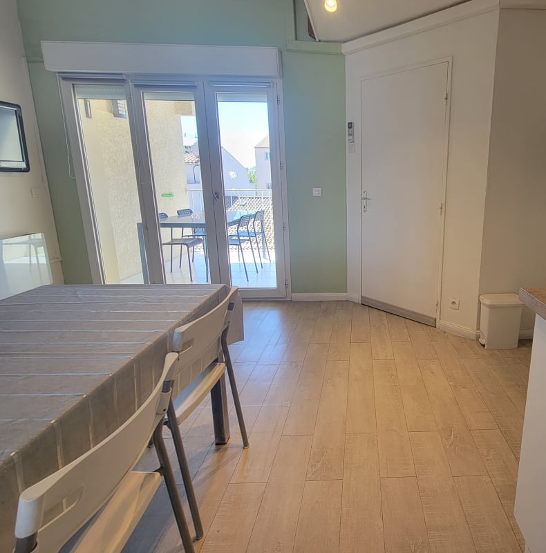 Appartement   Beau T3 avec balcon - proche plage