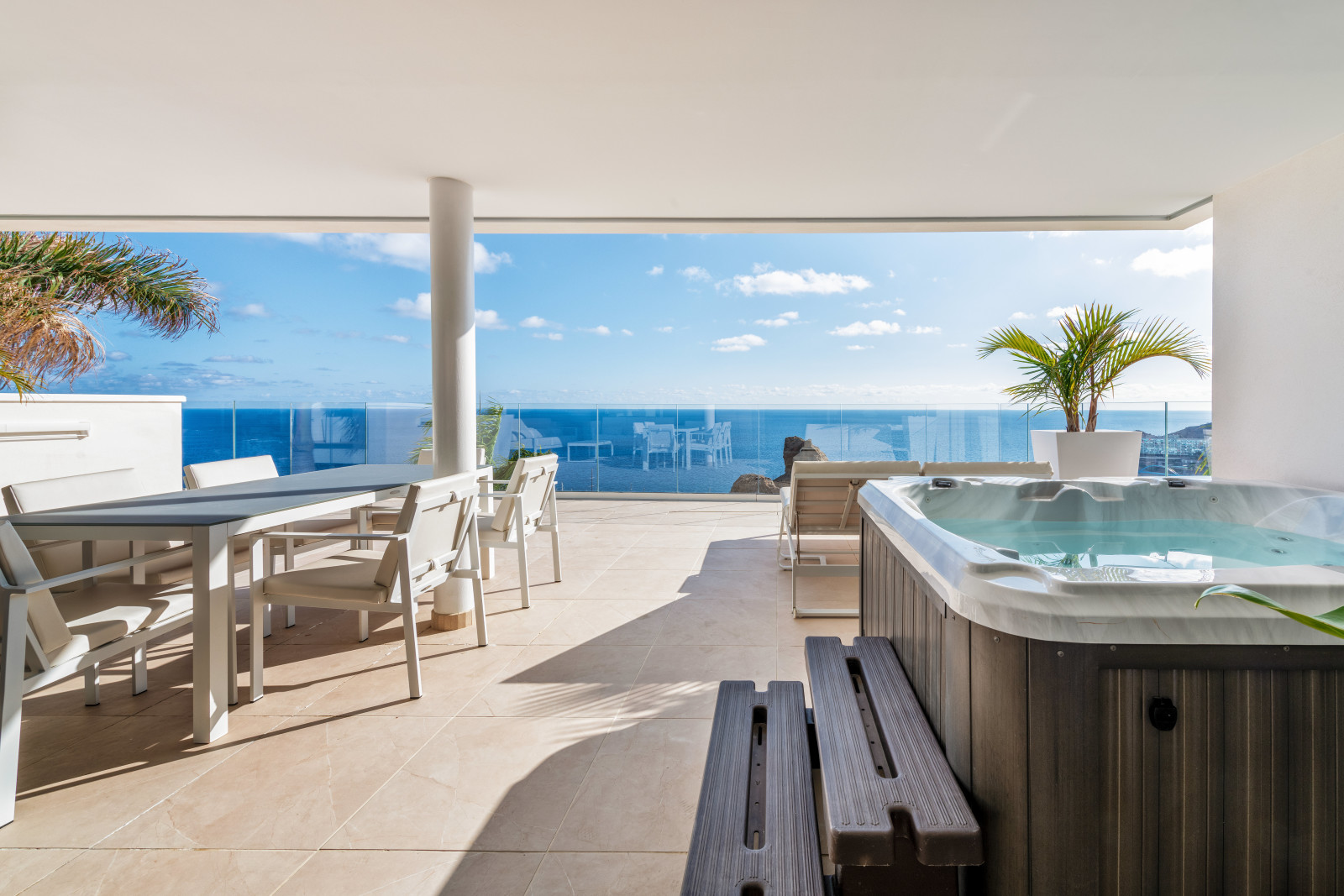 Terraza con jacuzzi frente al Atlántico en Grand Horizon
