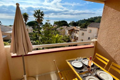 Terrasse vue mer et sur le jardins de la résidence