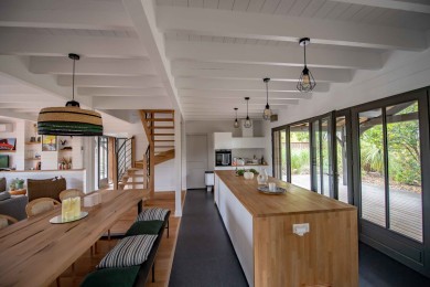 Pièce de vie, lumineuse : salon, salle à manger, cuisine. 