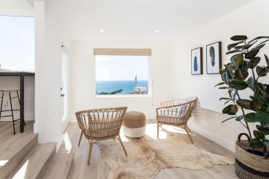 Libing room 2: Chairs, windows with ocean view, cozy decoration