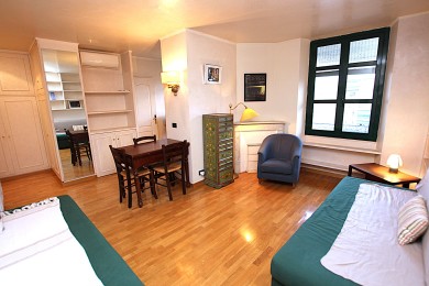 salon climatisé avec table à diner