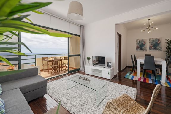 Garajau II, avec grand balcon et vue sur la mer.