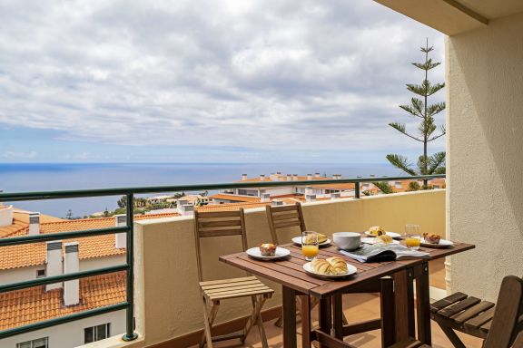Garajau II, avec grand balcon et vue sur la mer.