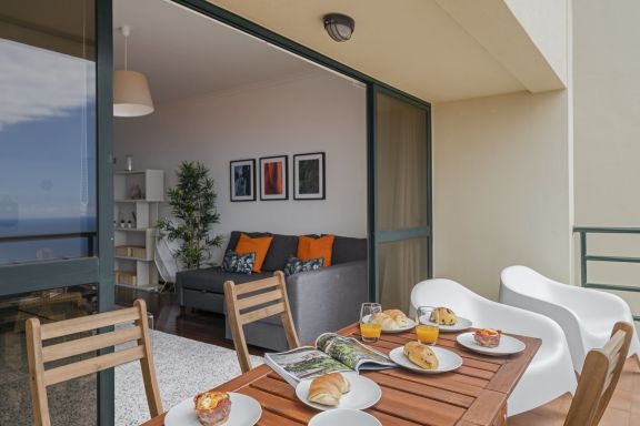 Garajau II, avec grand balcon et vue sur la mer.