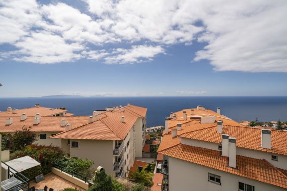 Garajau II, avec grand balcon et vue sur la mer.