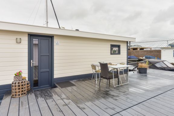 Bright and Comfortable Houseboat 