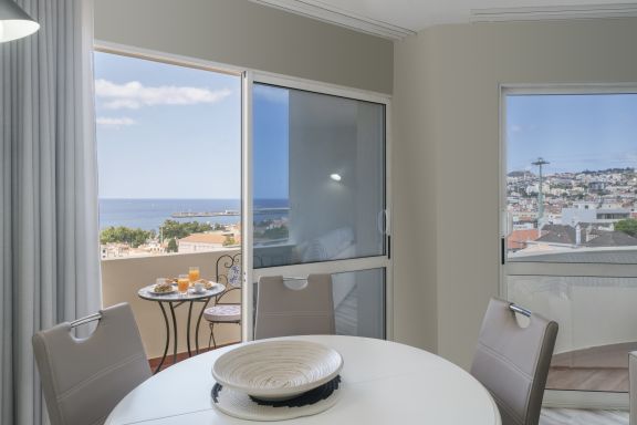 Licht und Meerblick in Funchal Centre, Alegria III