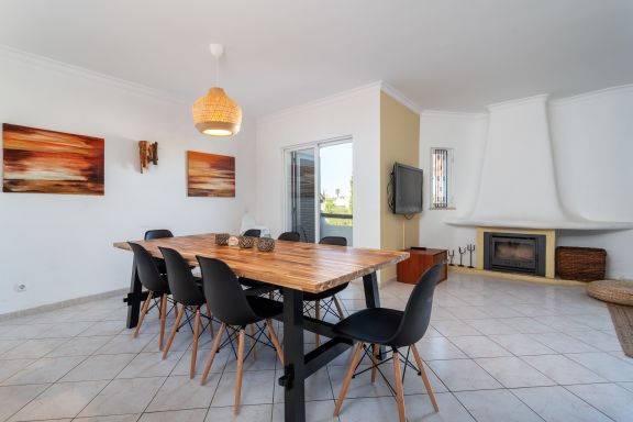 Sunny home for families or friends