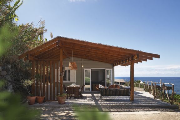 Um refúgio à beira-mar, Casa da Rocha de Baixo
