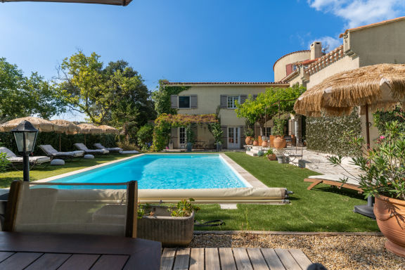 Provencal bastide with heated pool near Alpilles and Luberon