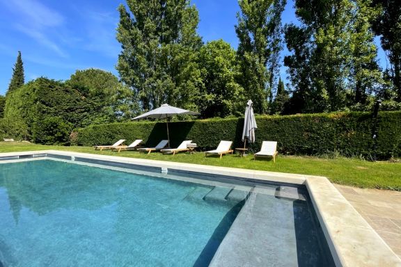 Charmant Mas en campagne, proche village de Lambesc, grand jardin, piscine.