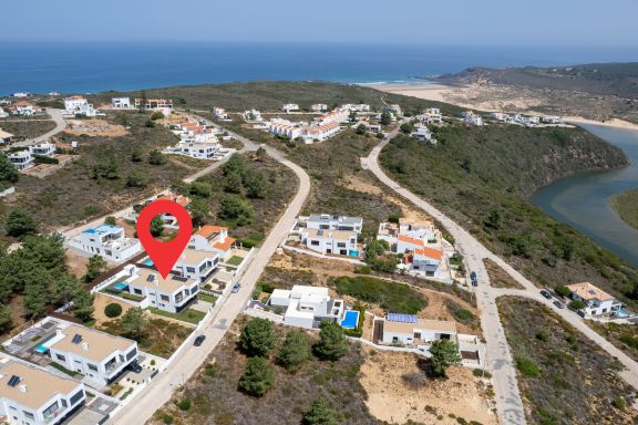 As Andorinhas - Walking distance to Monte Clerigo and Amoreira beaches