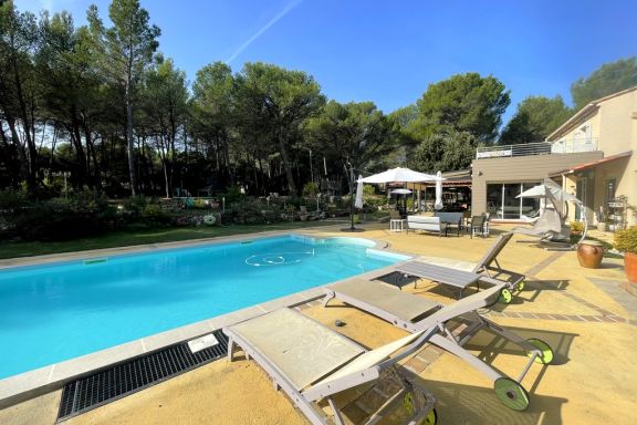 Villa des Pins, beautiful family home, near Aix en Provence, 8 people