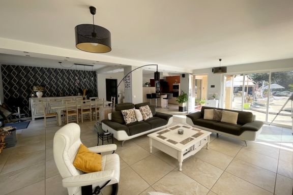 Villa des Pins, beautiful family home, near Aix en Provence, 8 people