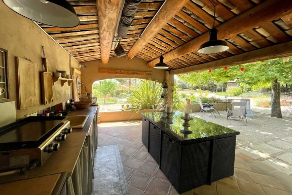 Villa à Rognes avec grand jardin et jacuzzi