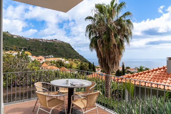 Piscine privée et vue sur la mer - Villa tropicale