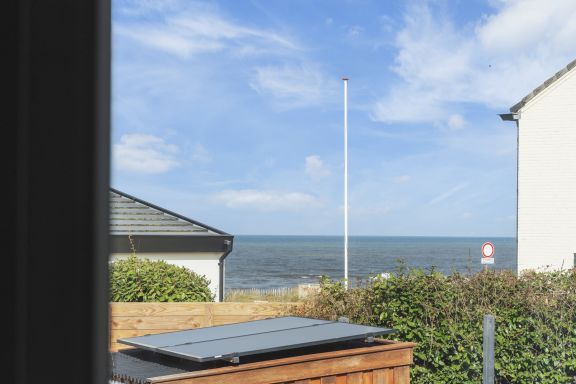 Coastal Inn - Private Room + Balcony