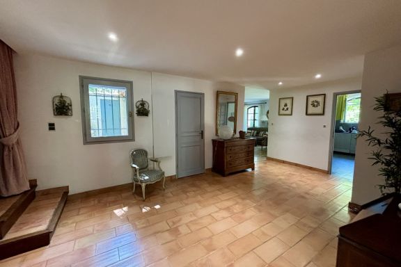 Villa familiale avec piscine et terrasse ombragée