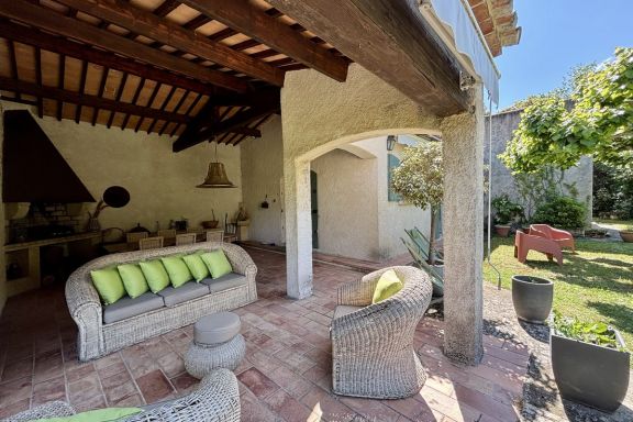 Villa familiale avec piscine et terrasse ombragée