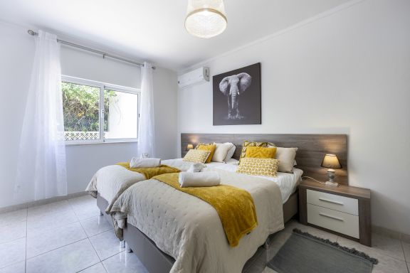 Vernieuwd appartement aan het zwembad - In het hart van Carvoeiro!