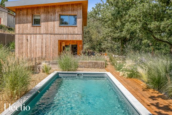 Cabane en bois avec piscine à La Roque-d’Anthéron