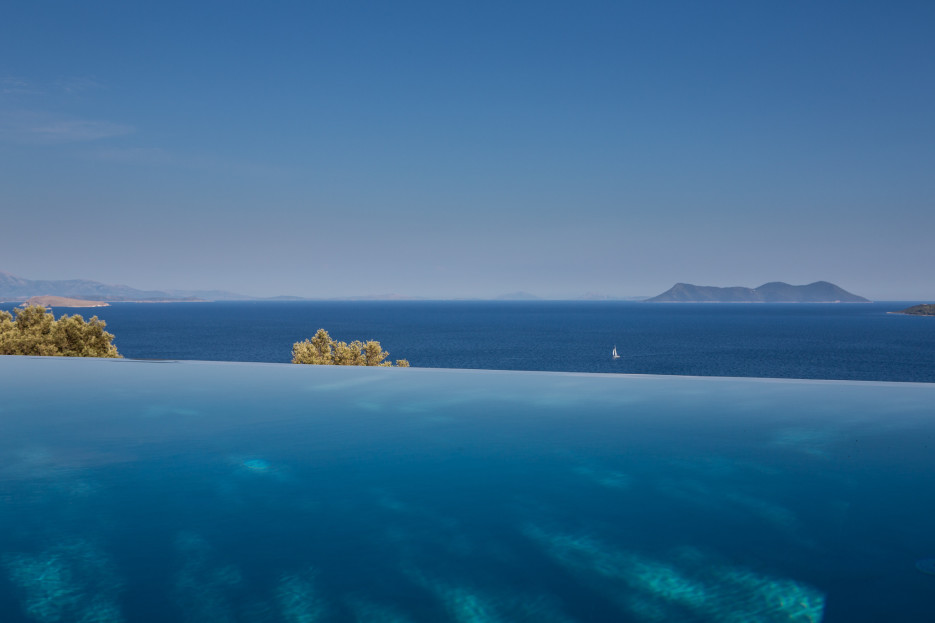 Infinity created from the pool and the beautiful sea view.
