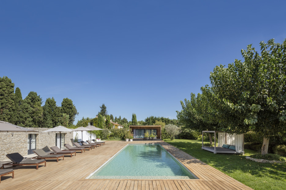 Exceptional property to rent with heated pool