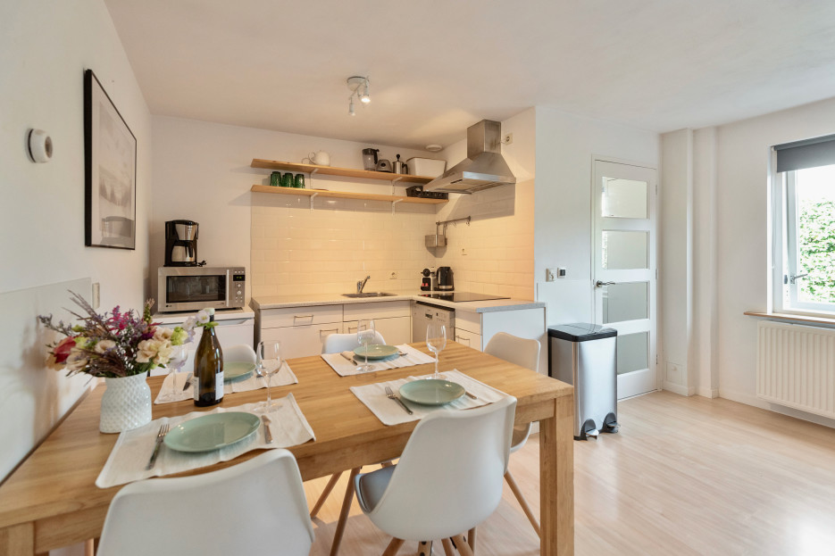 Fully equipped kitchen and dining area