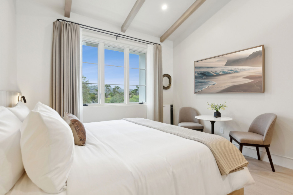 King-size bed, sleeps 2, seating area, and 65
