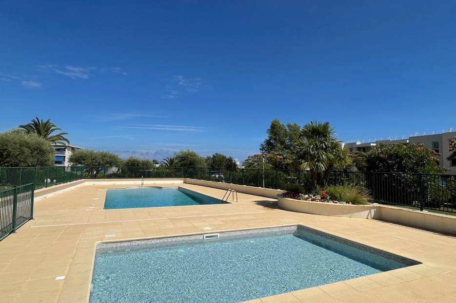 Belle piscine au sein de la résidence, idéale pour se rafraîchir et profiter...