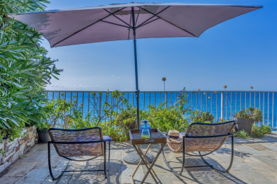Profitez de bains de soleil pour admirer la vue imprenable sur la mer 
