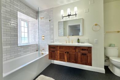 En-suite bathroom with shower/tub combination and high-end toiletries.