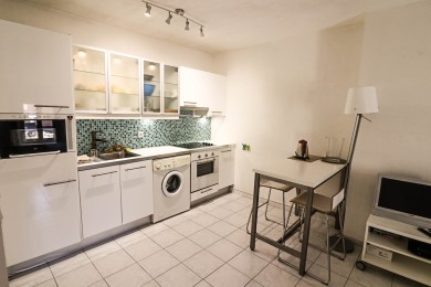 Coin repas, espace de travail, cuisine