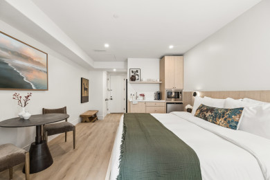 King-size bed, sleeps 2, seating area, and 65